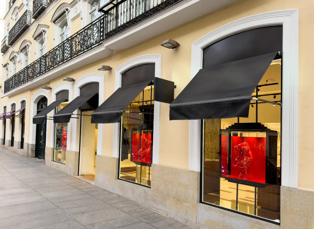 Façade vitrine de magasin en aluminium sur mesure à Saint-Brevin-les-Pins